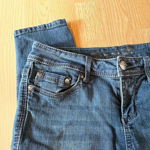 Seven7 Women skinny jeans size 8
Fancy back pocket design 
28.5” inseam
5” cuff - Picture 2 of 10